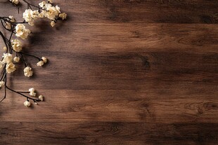 木质背景上的素雅花枝