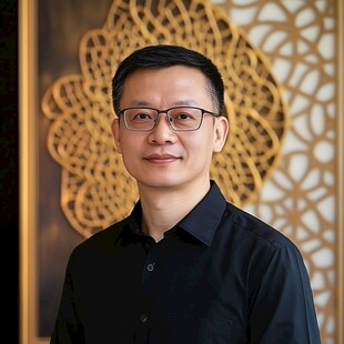 戴眼镜的黑衣男士肖像