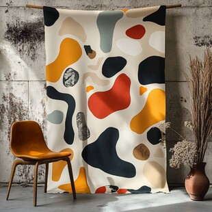 抽象图案挂布与简约座椅