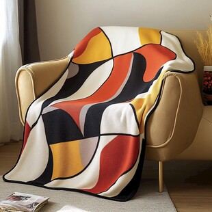 几何图案毛毯搭在沙发上