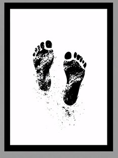 黑白双足印艺术图案
