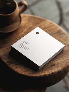 简约白盒置于木桌咖啡旁