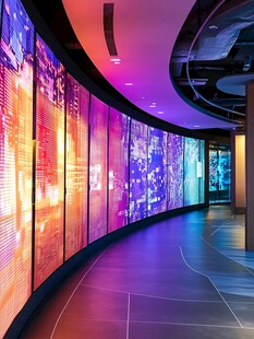弧形大屏展示绚丽数字空间