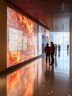 展厅内人们观赏巨幅展示墙