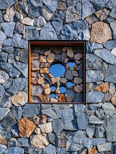 石墙中的创意镂空小窗