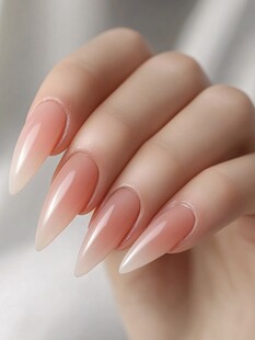 渐变尖形美甲手部特写