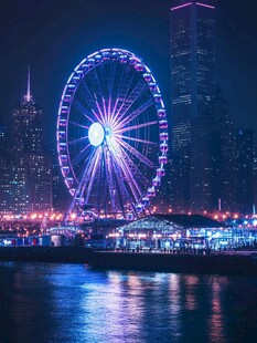 城市夜景中的璀璨摩天轮