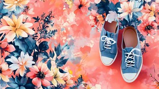 花卉背景中的蓝色帆布鞋