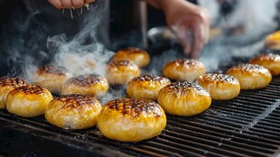 炭火烤制美味金黄小面包