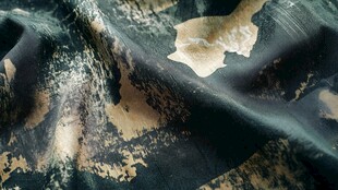 斑驳纹理的深色织物