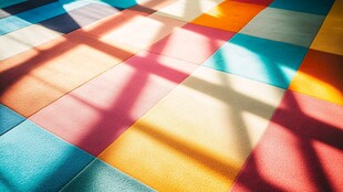 彩色拼接地垫上的光影魅力