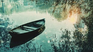 湖畔孤舟 静谧诗意之景