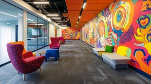 多彩艺术风的办公休闲区