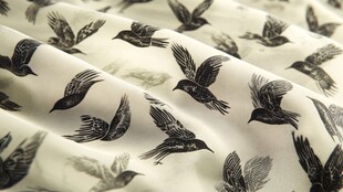 飞鸟图案布料特写