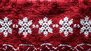 红色针织布上的雪花图案