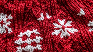 红色针织毛衣上的雪花图案