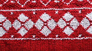 红色针织织物上的几何图案