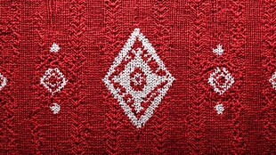红色针织织物上的几何图案