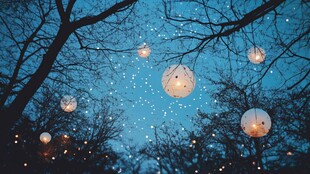 夜空中闪烁的梦幻灯笼