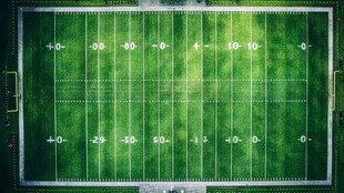 俯瞰绿茵美式橄榄球场