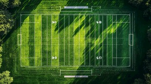 空中俯瞰绿茵足球场