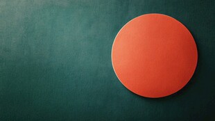 绿色背景上的橙色圆形物体