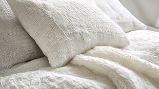 柔软白色抱枕与毛毯特写