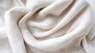 柔软米白色针织布料特写