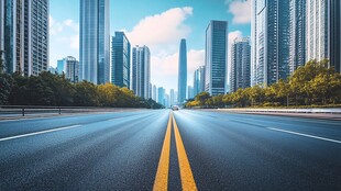 宽阔都市大道与林立高楼