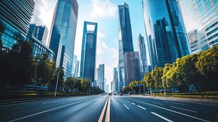 都市宽阔大道与林立高楼