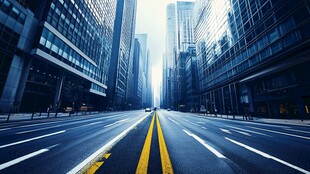 都市空旷大道的静谧时刻