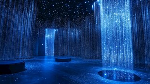 梦幻蓝色光影互动艺术空间