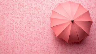 粉色雨伞静置于梦幻背景