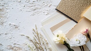 复古风纸品与花卉静物图