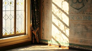 阳光洒落的复古窗边角落