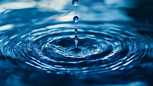 水滴入水泛起涟漪