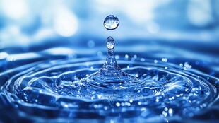 水滴落下泛起蓝色涟漪