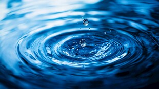 水滴落入水面的美丽涟漪