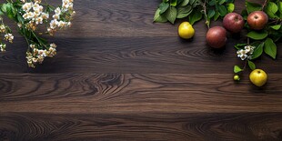 木质桌面的水果与花卉