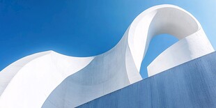 现代白色建筑独特曲线美