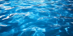 清澈蓝水波光粼粼