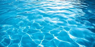 清澈蓝泳池水面波光粼粼
