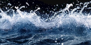 海浪翻涌水花四溅