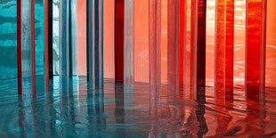 炫彩光柱倒映于水面场景