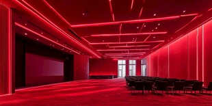 红色光影打造的现代会议室