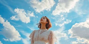 仰望蓝天的优雅女子