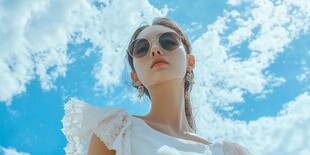 阳光下的白衣时尚女性