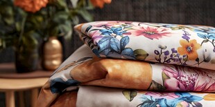 多彩花卉图案布料展示