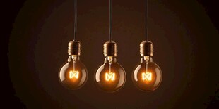 复古发光灯泡悬挂特写