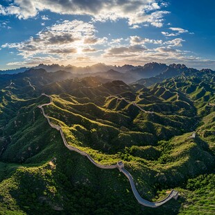 长城晨曦下的壮美山峦风光